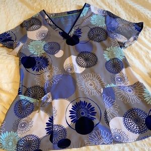 Premiere healing hands scrub top! Floral pattern.